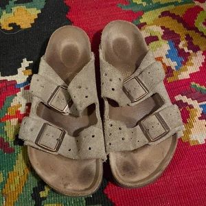 Unique suede Birkenstock Arizonas with cutouts 🌵